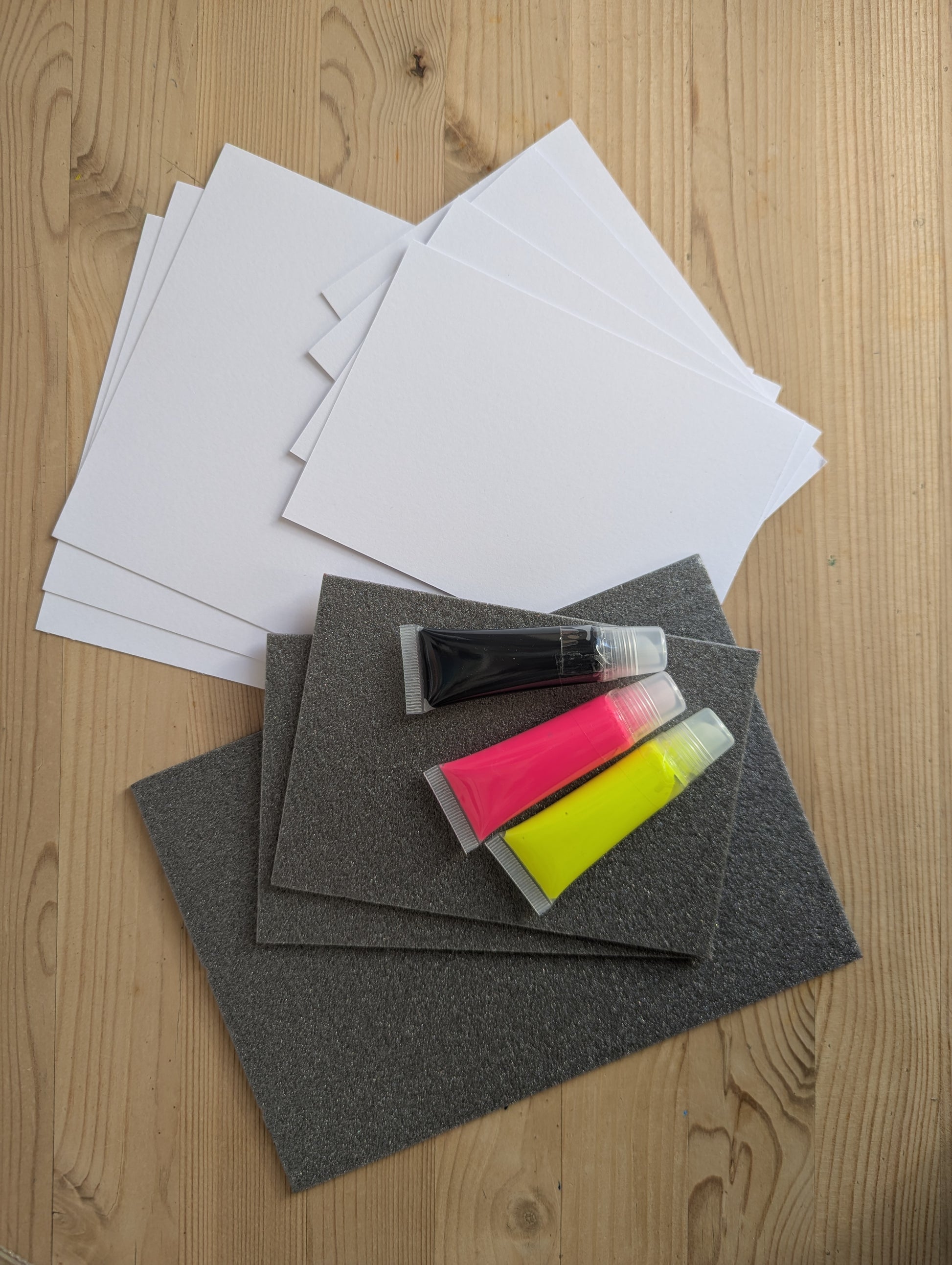 Pack of A6&A5 fotocard, polyblock plates for stencil creation and three tubes in neon pink, neon yellow and black
